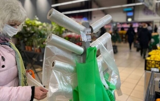 Українці за рік зменшили використання пластикових пакетів на 40-90%