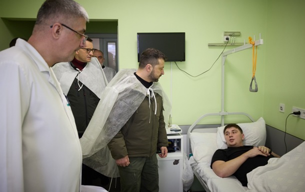 Зеленський і Моравецький відвідали госпіталь, де лікують поранених військових	