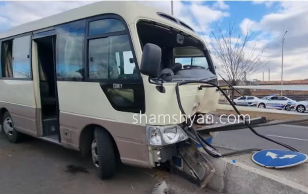 Автобус вірменського уряду потрапив у ДТП