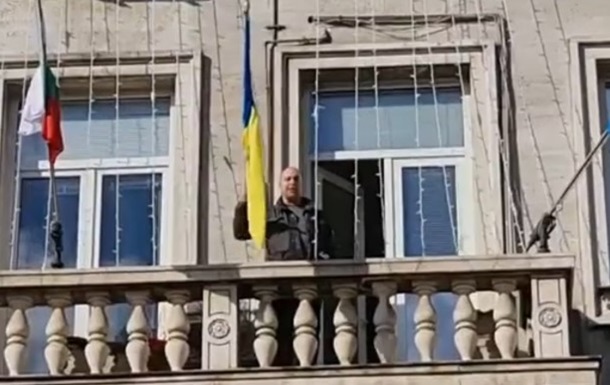 Болгарський політик викинув прапор України з мерії Софії