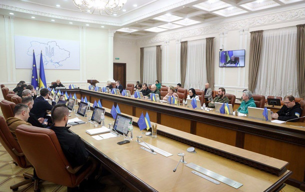 Кабмін скасував розпорядження Януковича про передачу об єктів Лаври УПЦ МП