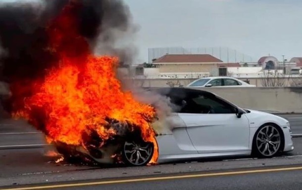Рідкісний суперкар Audi згорів вщент у дорозі