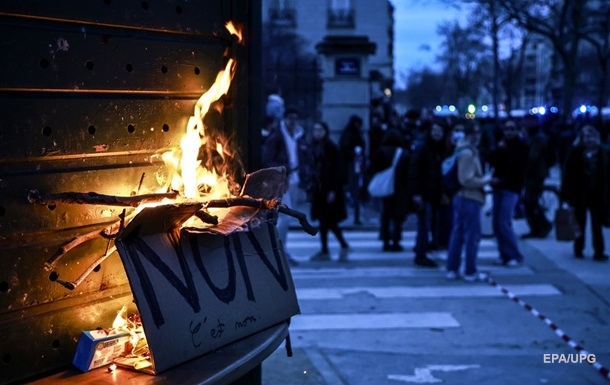 У Франції нові протести, затримано сотні людей