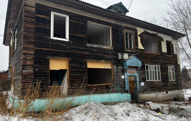 У РФ під час спроби зібрати дрова в покинутому будинку загинула жінка