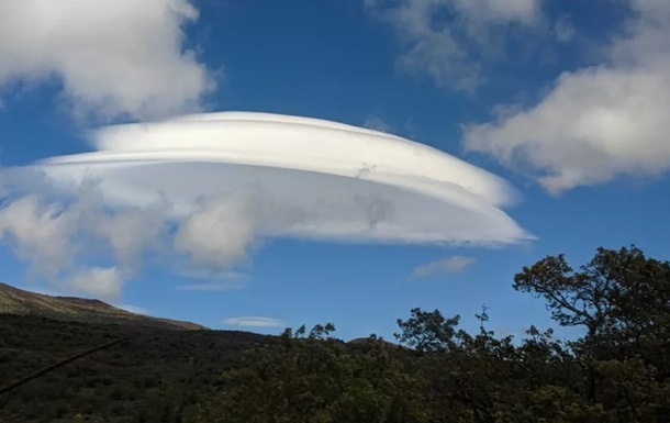 У небі на Гаваях помітили незвичайні хмари у формі НЛО