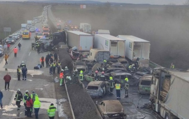 В Угорщині через пилову бурю зіткнулися 42 машини