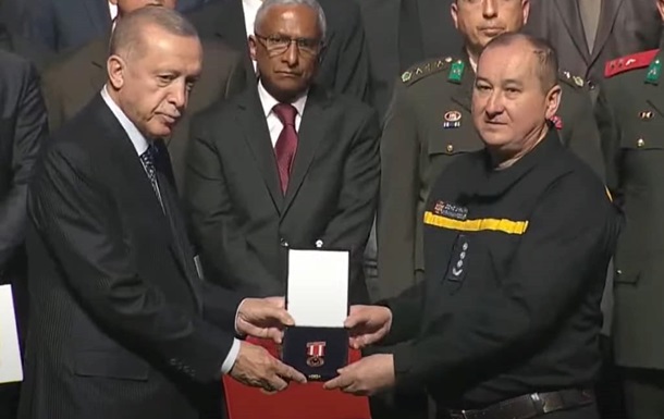 Ердоган нагородив медалями рятувальників України