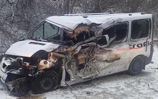 На Львівщині зіткнулися вантажівка та мікроавтобус, є загиблий