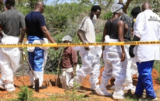 Шлях до раю через голодну смерть: у Кенії ексгумували тіла 67 жертв секти