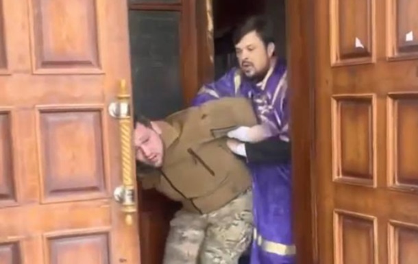 Священика УПЦ МП, який побив військового, оголосили у розшук