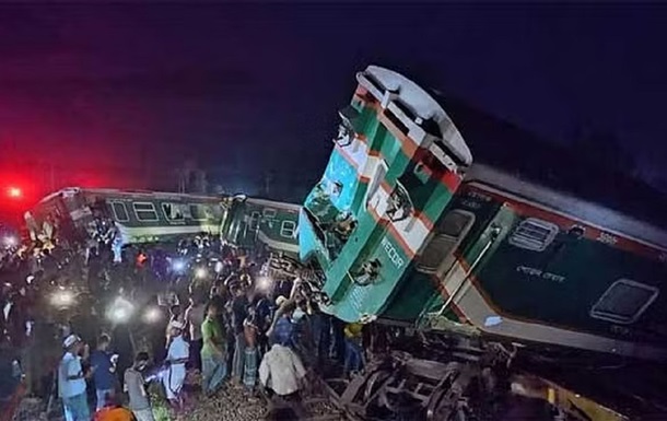 У Бангладеш зіткнулися потяги, десятки поранених