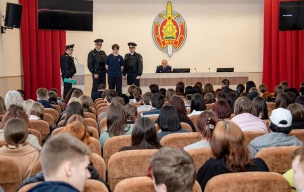 У Білорусі перед підлітками провели показовий арешт їх однолітка