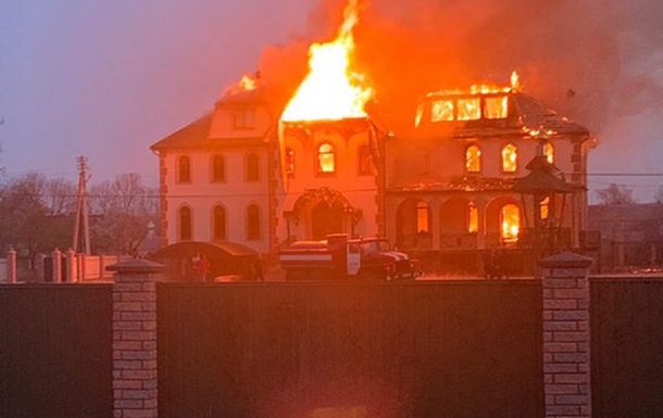 У Чернівецькій області чоловік підпалив церкву МП та магазин