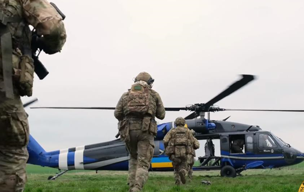 У ГУР показали тренування військових на американському гелікоптері Black Ha
