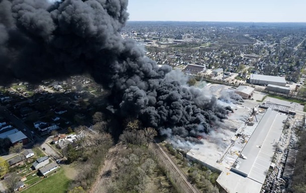 У США виникла велика пожежа на сміттєвому заводі