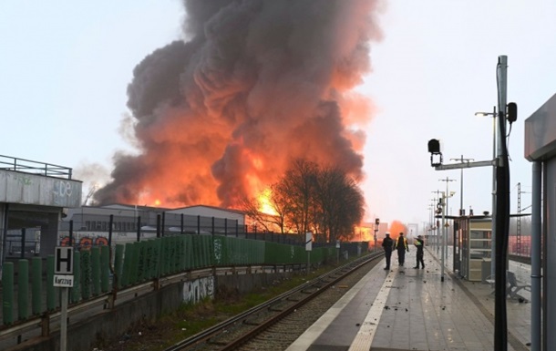 Жителів Гамбурга попередили про токсичний дим через велику пожежу