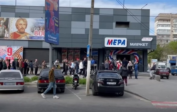 Росіяни закрили продуктові магазини в Мелітополі, - мер