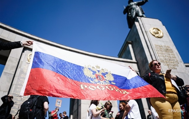Суд дозволив російські прапори в Берліні 9 травня