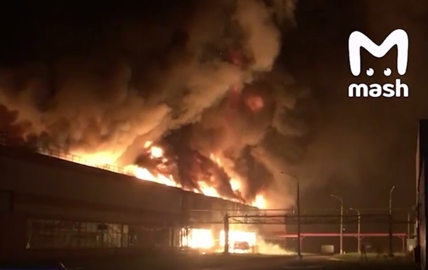 У російському місті Тольятті масштабна пожежа: горить фабрика