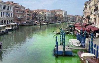 Вода у центральному каналі Венеції позеленіла