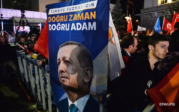 Вибори в Туреччині: Ердоган лідирує, хоча не набирає 50%