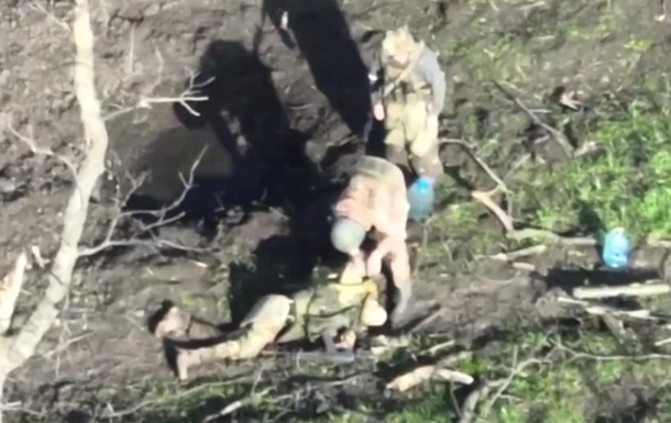 ЗСУ зняли, як російські солдати крадуть годинник у вбитого товариша