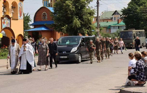 На Хмельниччині парафіяни УПЦ МП кричали  ганьба  родині загиблого воїна