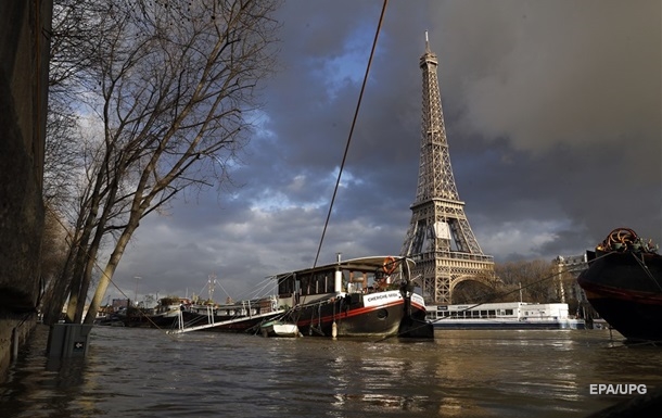 Париж через штормове попередження закриває парки