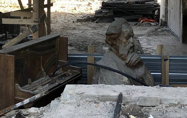 У Маріуполі росіяни знищили центр мистецтва і кинули бюст Куїнджі в смітник