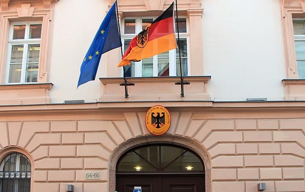 У Відні закидали петардами будівлю посольства Німеччини