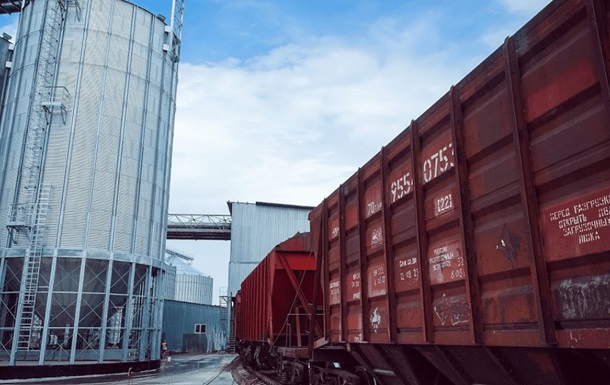 У травні УЗ майже вдвічі скоротила обсяги перевезень зерна на експорт