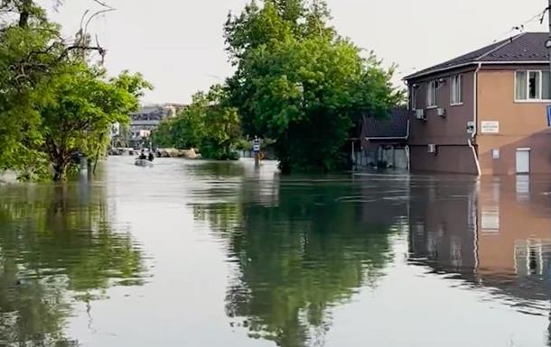 Затоплення на Херсонщині: по вулиці пливли труни