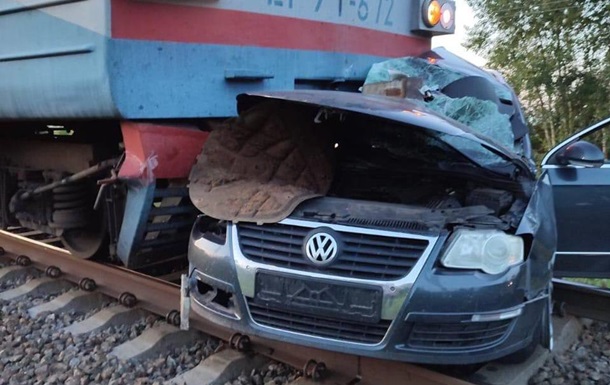 На Чернігівщині поїзд зіштовхнувся з автівкою: три жертви