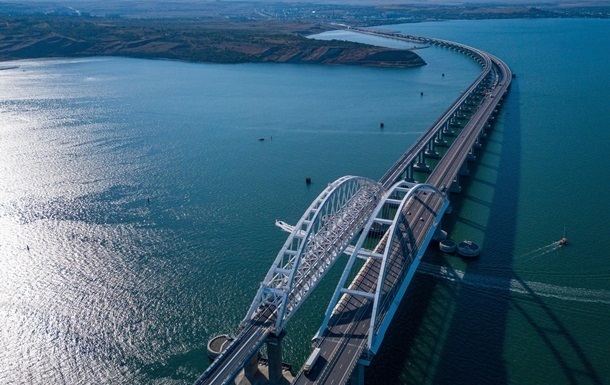 На Кримському мосту двічі за день зупиняли рух через тривогу