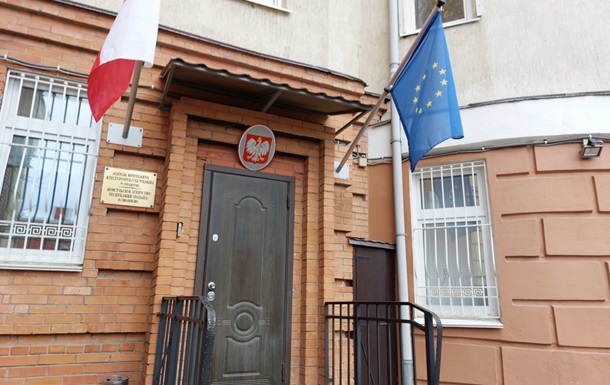 РФ закриває консульство Польщі у Смоленську
