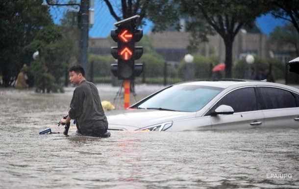 У Китаї через зливи евакуювали тисячі людей