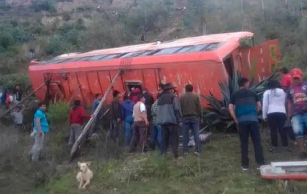 У Перу автобус упав у 100-метрову прірву: 12 загиблих