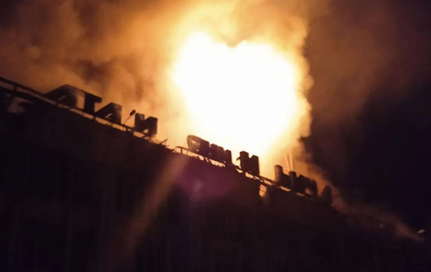 У окупованому Маріуполі горить палац  Український дім 