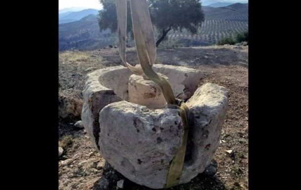 В Іспанії фермер знайшов артефакт вагою три тонни