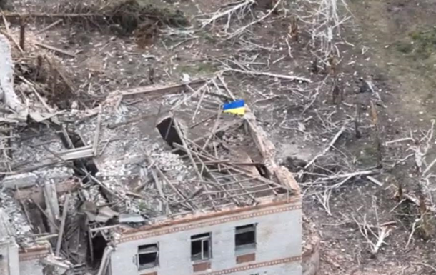 Бійці ЗСУ встановили прапор України у Роботиному