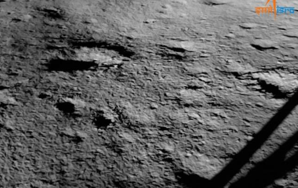 Індія показала перші знімки Місяця після посадки апарата Чандраян-3