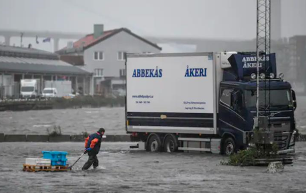 Потужний циклон накрив Швецію: повінь затопила порт