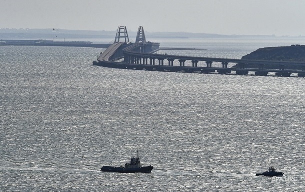РФ не затоплювала судна біля Кримського мосту: з явилися супутникові знімки