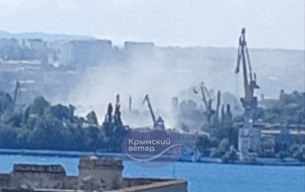 Севастопольська бухта в диму: окупанти повідомляють про військові навчання