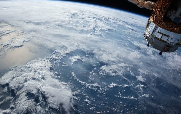 Старий радянський супутник розпався біля орбіти Землі