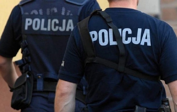 У Чехії поліція виявила вантажівку з 62 мігрантами, водій втік