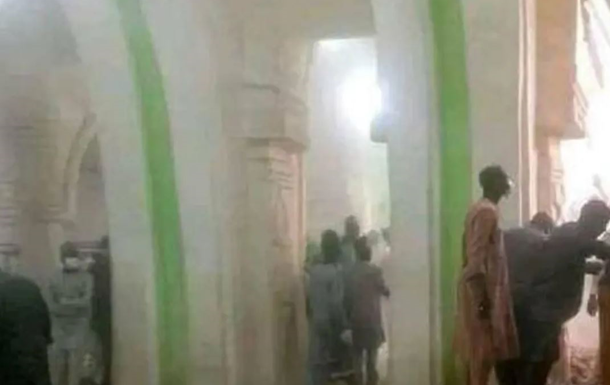 У Нігерії впав дах мечеті, коли в ній знаходилися сотні людей