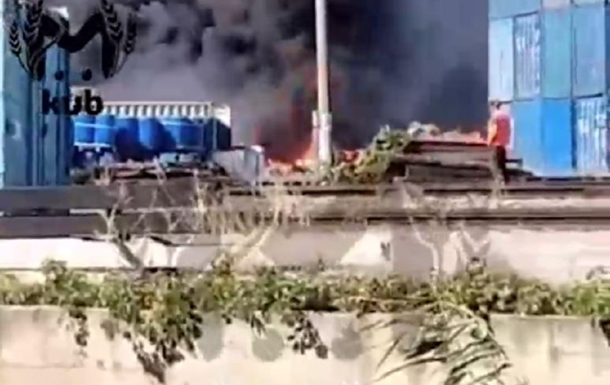 У Новоросійську палає вантажний термінал