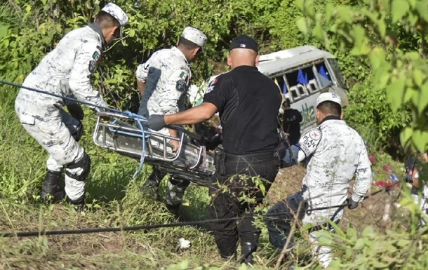 Водій заснув за кермом: у Мексиці в ДТП загинули 24 людей