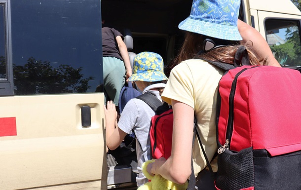 З дев’яти селищ Донбасу примусово евакуюють дітей